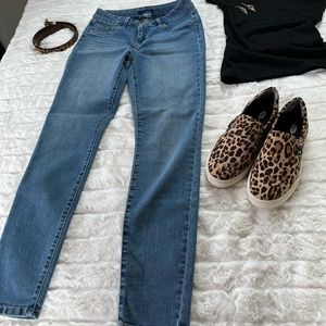 High rise 9 1/2” blue jeans with a lot of stretch. Great for summer!